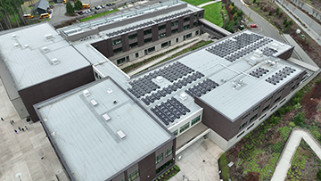 Aerial view of rooftop solar panels at Pine Lake 社区太阳能 generation site